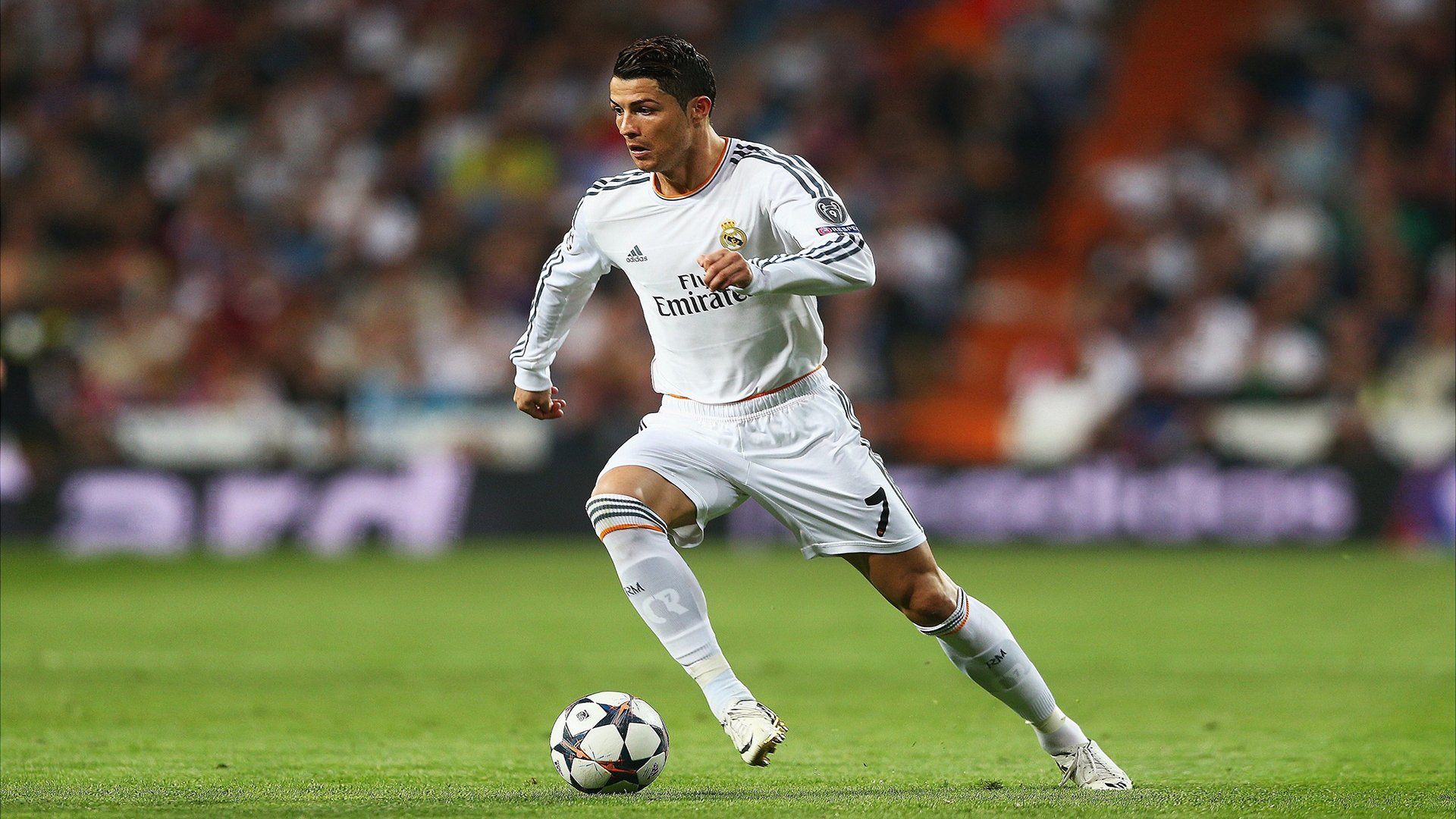 绿茵场上最温暖的一幕,波尔图重伤倒地,国安全队围拢祈祷